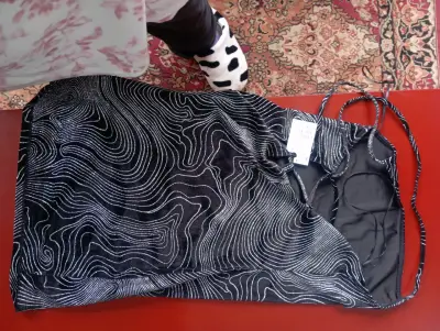Vestido negro con diseño abstracto - miniatura 4