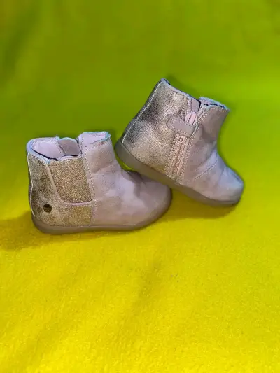 Botines de bebé color rosa con cierre lateral - miniatura 1