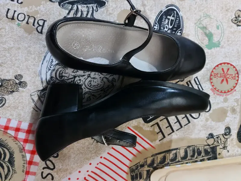 Zapatos de tacón bajo Miss Colombia negros
