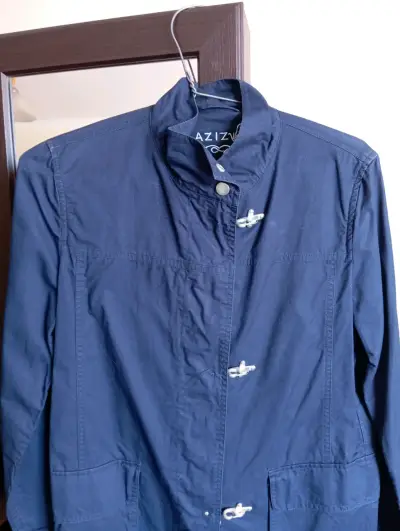 Chaqueta azul con botones decorativos - miniatura 2