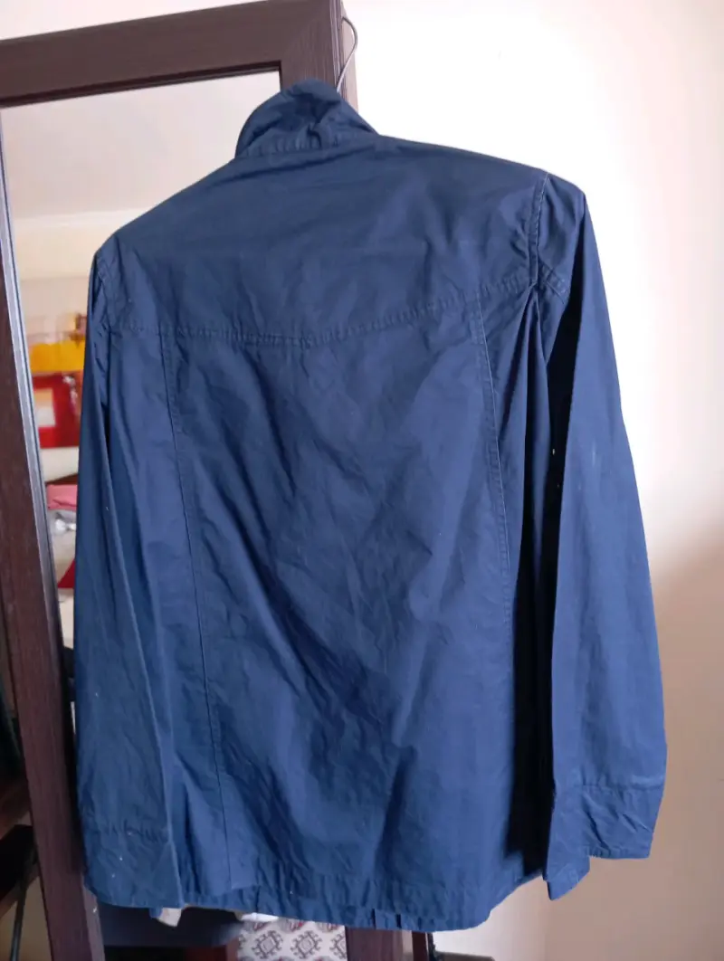 Chaqueta azul con botones decorativos - 3