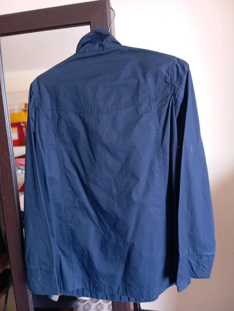 Chaqueta azul con botones decorativos - 4