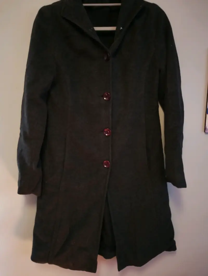 Abrigo negro de lana para mujer