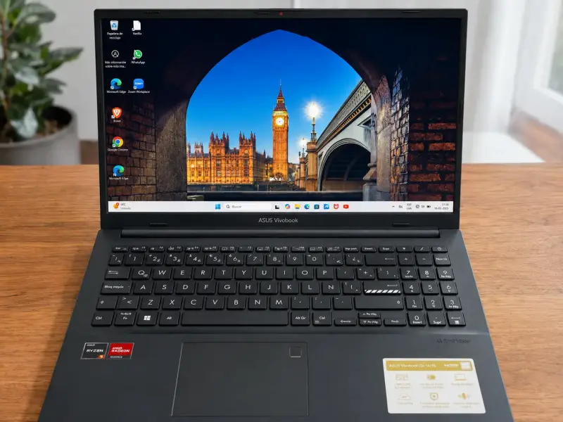 Laptop ASUS Vivobook con procesador Ryzen - 1