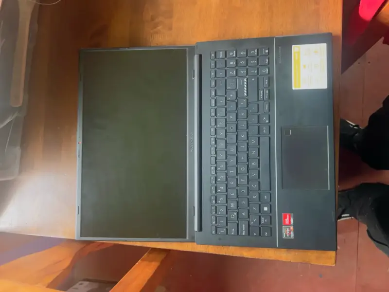 Laptop ASUS Vivobook con procesador Ryzen - 2