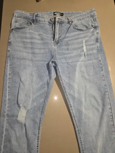 Jeans mezclilla azul claro diseño desgastado - miniatura 1