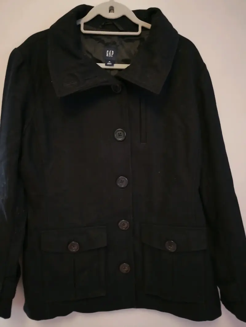 Abrigo negro de mujer GAP con botones