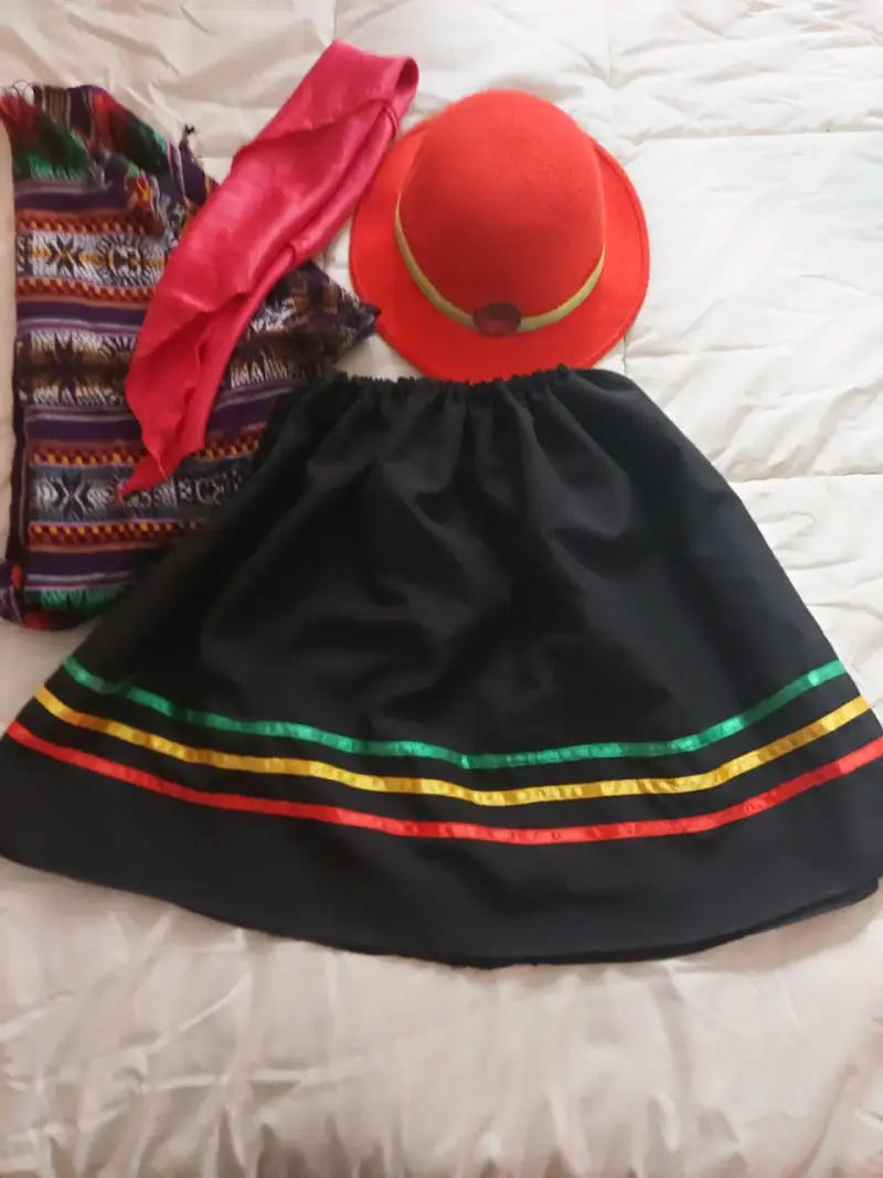 Conjunto de traje típico andino con sombrero rojo