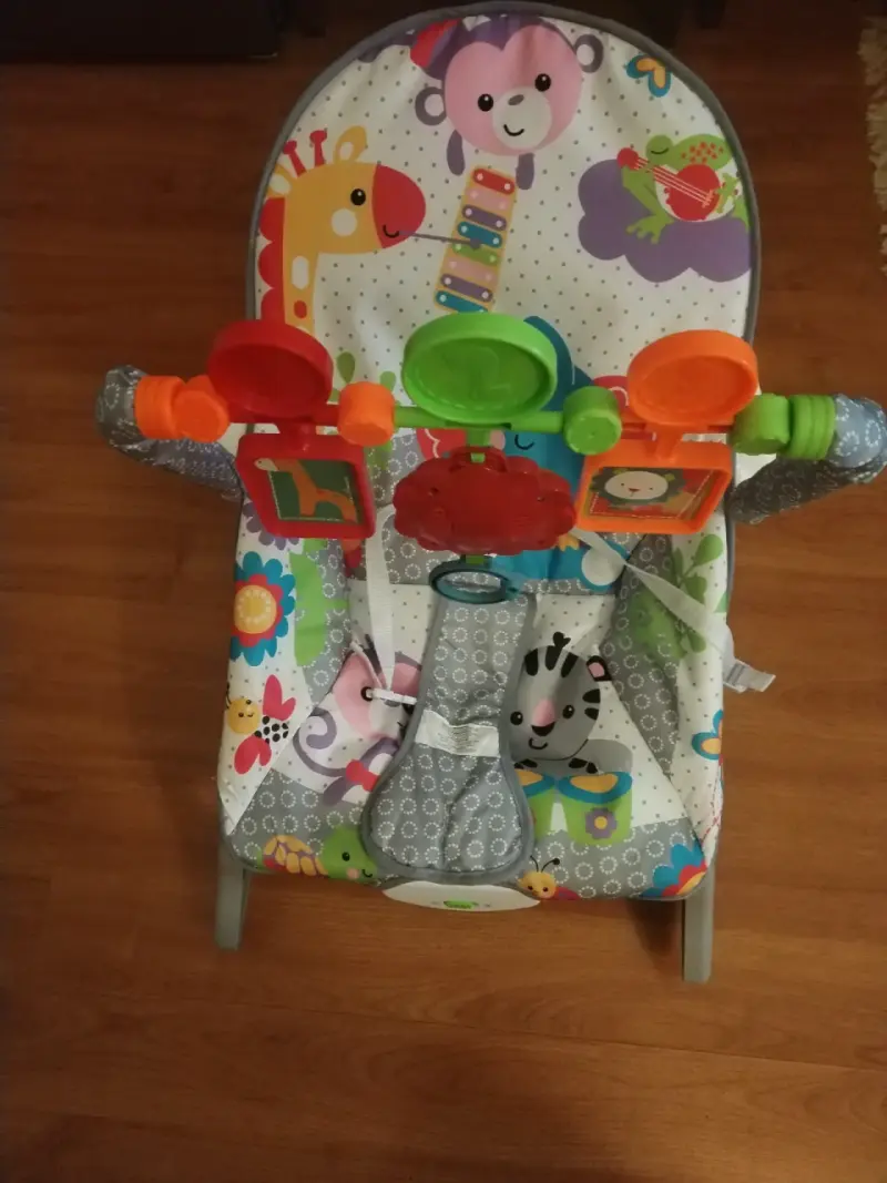 Silla mecedora para bebé con juguetes colgantes - 1