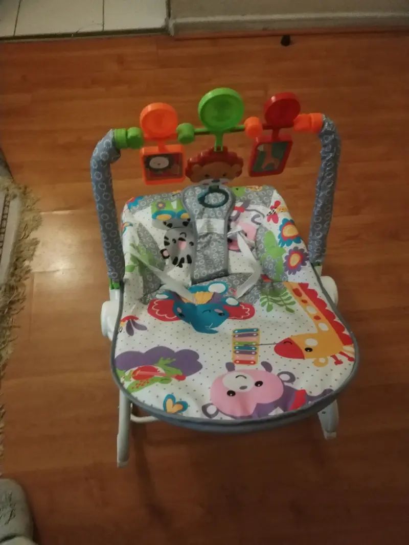 Silla mecedora para bebé con juguetes colgantes - 2