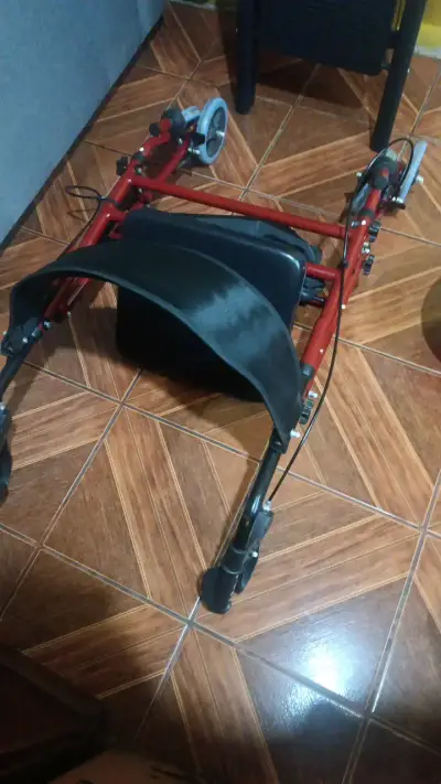 Andador plegable rojo para adultos - miniatura 1