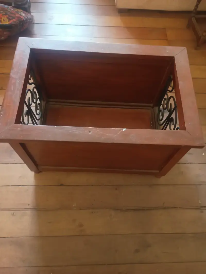 Revistero de madera con detalles de hierro forjado - 1