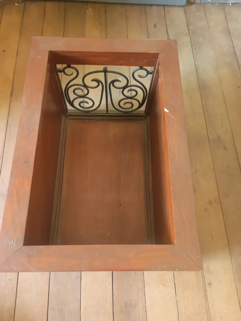 Revistero de madera con detalles de hierro forjado - 2