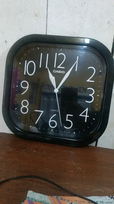 Reloj de pared Casio negro - miniatura 1
