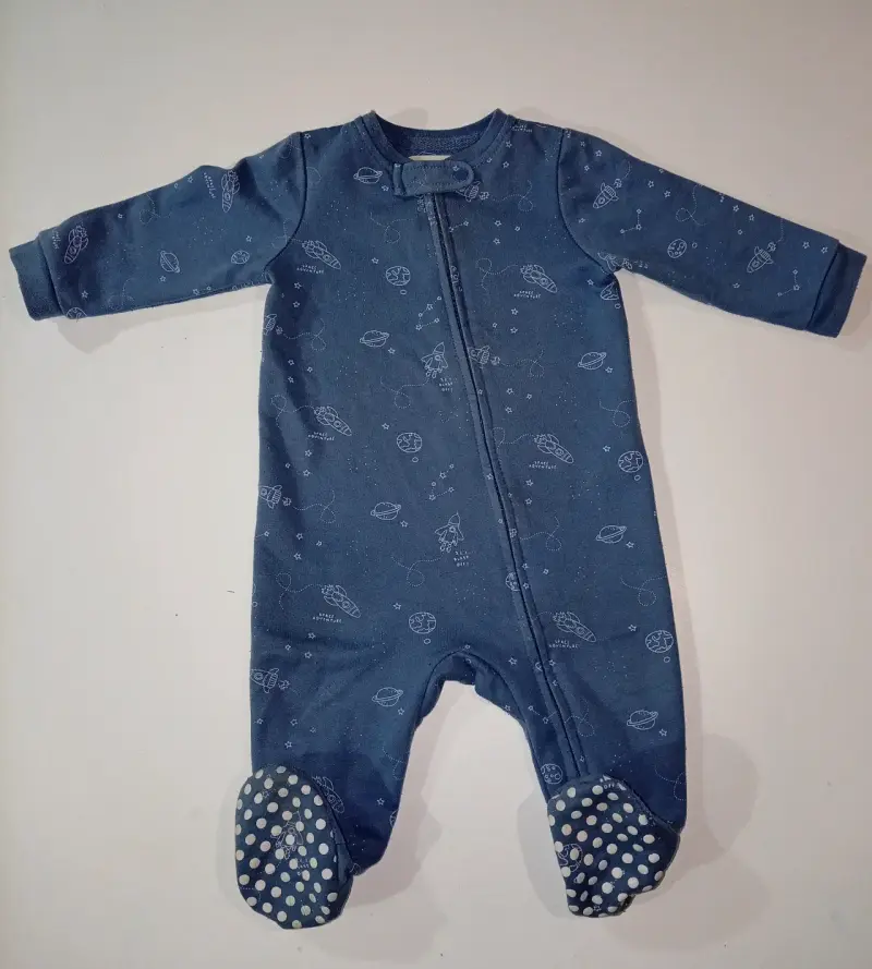 Pijama enterito azul para bebé con diseño espacial