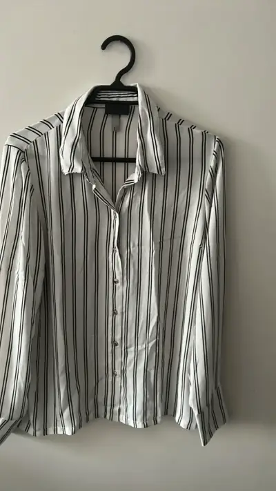 Camisa de rayas blancas y negras para mujer - miniatura 1