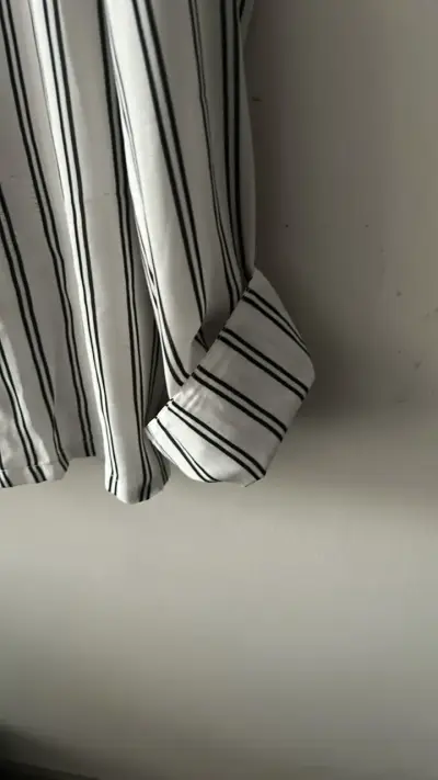 Camisa de rayas blancas y negras para mujer - miniatura 2