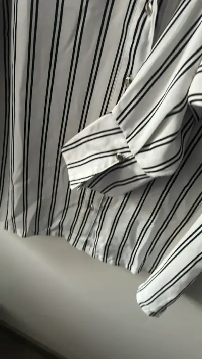 Camisa de rayas blancas y negras para mujer - miniatura 3
