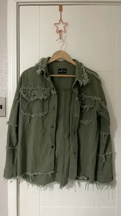 Chaqueta verde militar con tachas- malivú S/M - miniatura 1