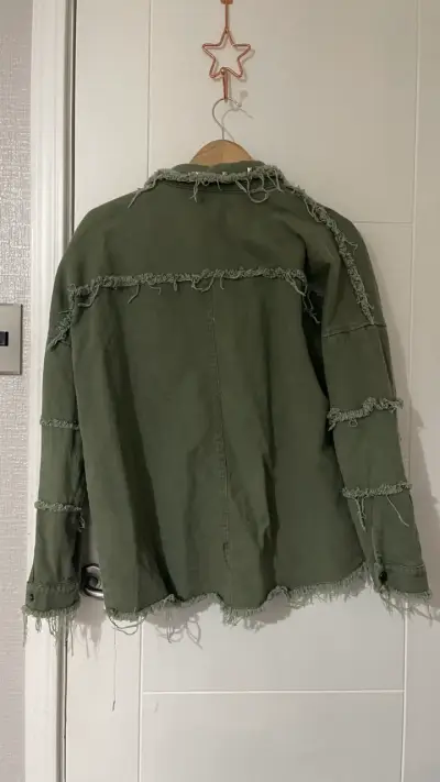 Chaqueta verde militar con tachas- malivú S/M - miniatura 2