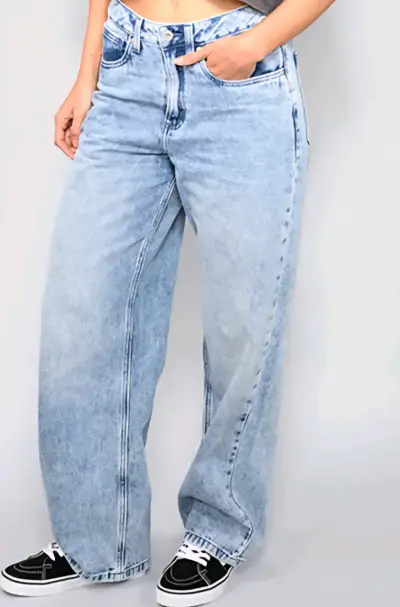 Jeans de mezclilla azul claro para mujer - miniatura 2