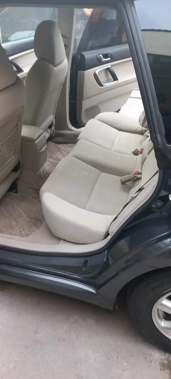 Auto familiar Subaru Legacy 2008 en buen estado - 2