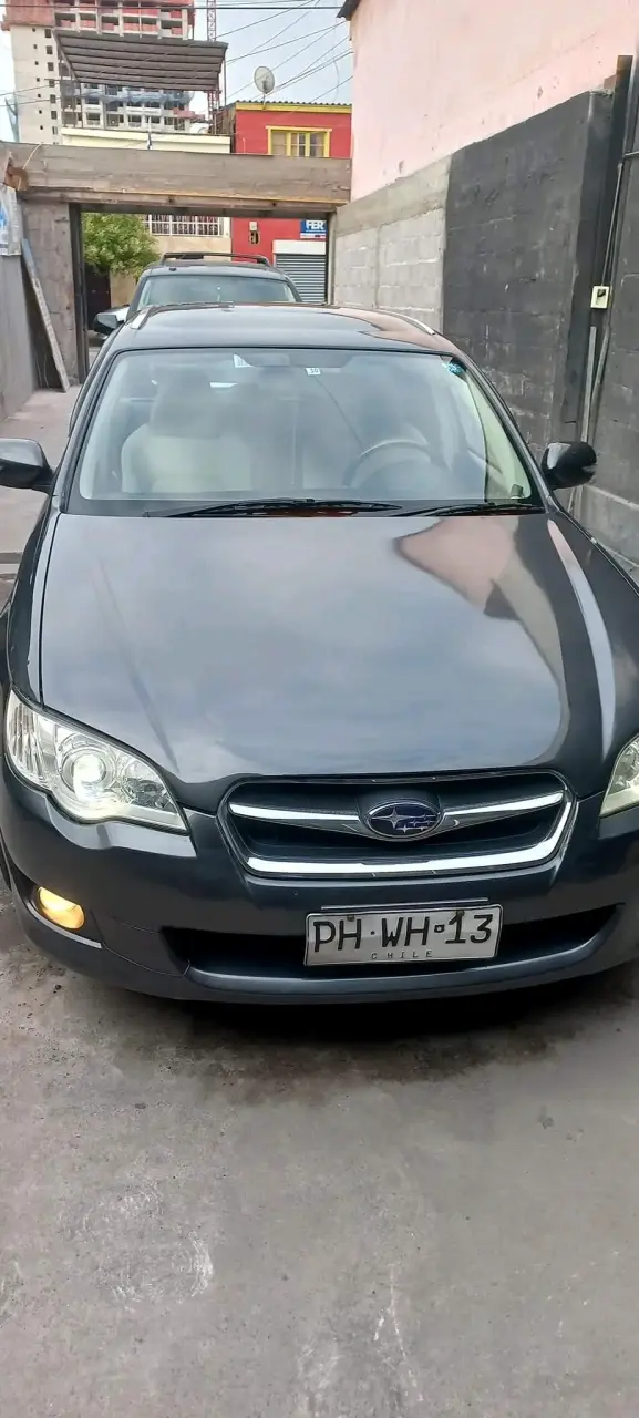 Auto familiar Subaru Legacy 2008 en buen estado - 3