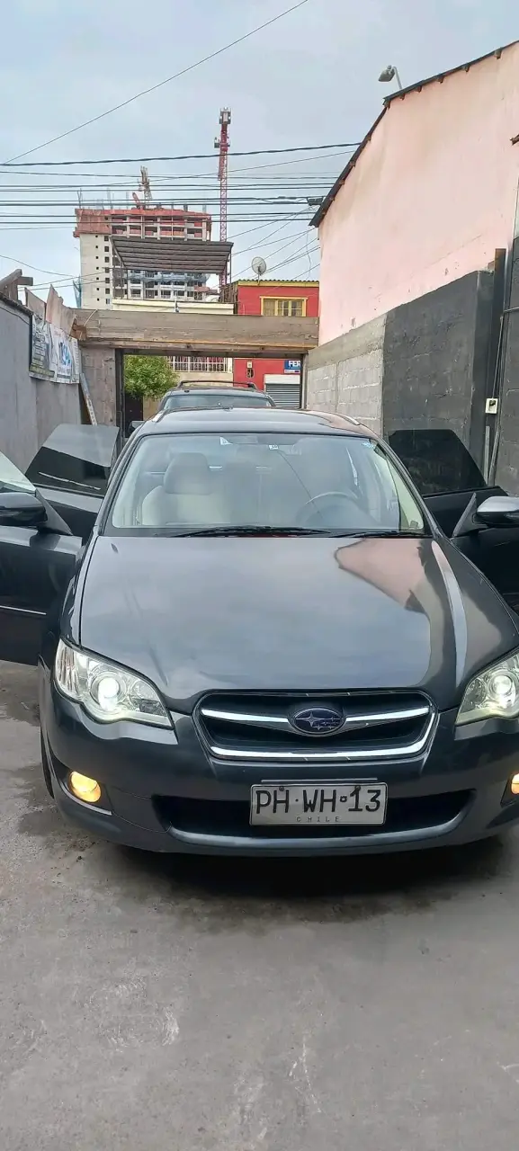 Auto familiar Subaru Legacy 2008 en buen estado - 4