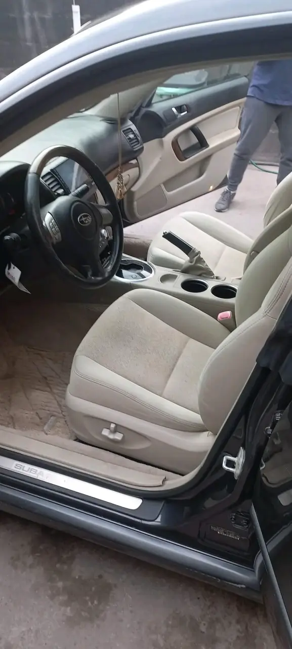Auto familiar Subaru Legacy 2008 en buen estado - 5