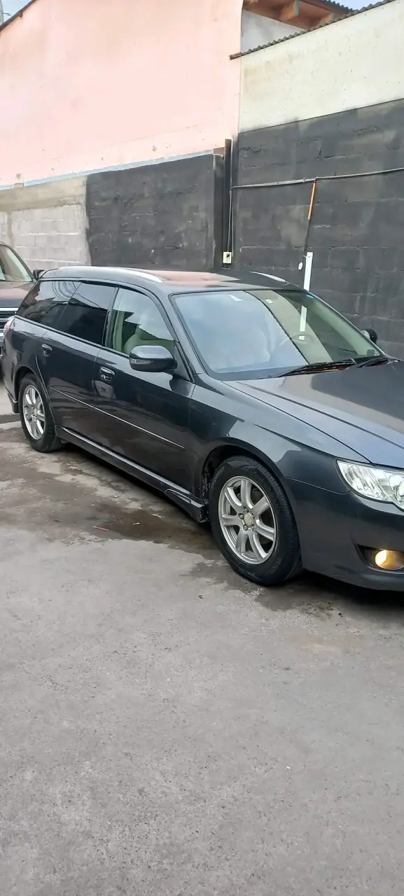 Auto familiar Subaru Legacy 2008 en buen estado - 6