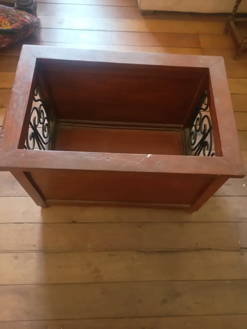 Revistero de madera con detalles de hierro forjado - 2