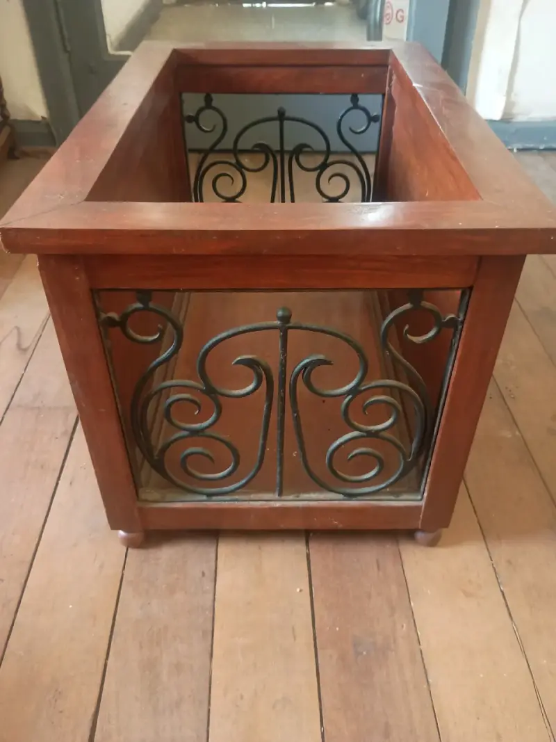 Revistero de madera con detalles de hierro forjado - 4