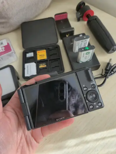 Cámara Sony ZV-1 con accesorios y baterías - miniatura 1