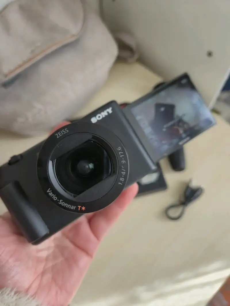 Cámara Sony ZV-1 con accesorios y baterías - 3