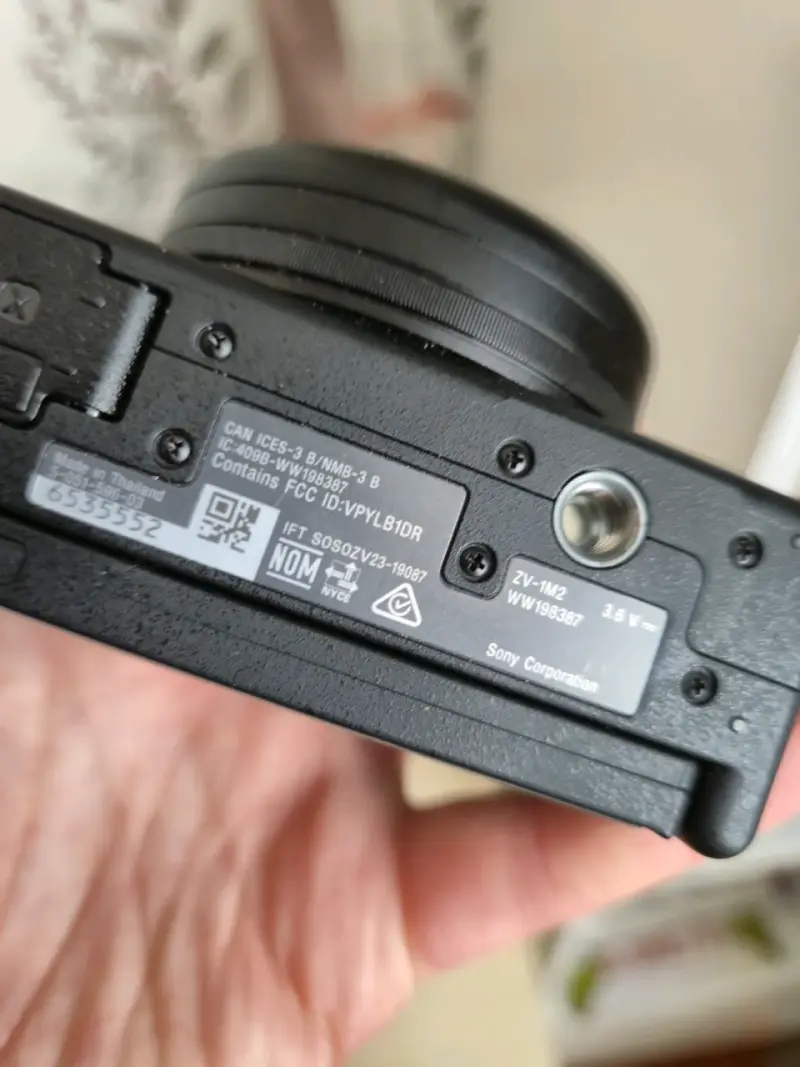 Cámara Sony ZV-1 con accesorios y baterías - 4