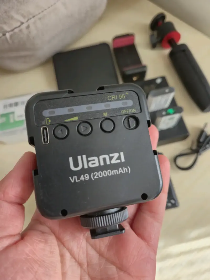 Cámara Sony ZV-1 con accesorios y baterías - 5