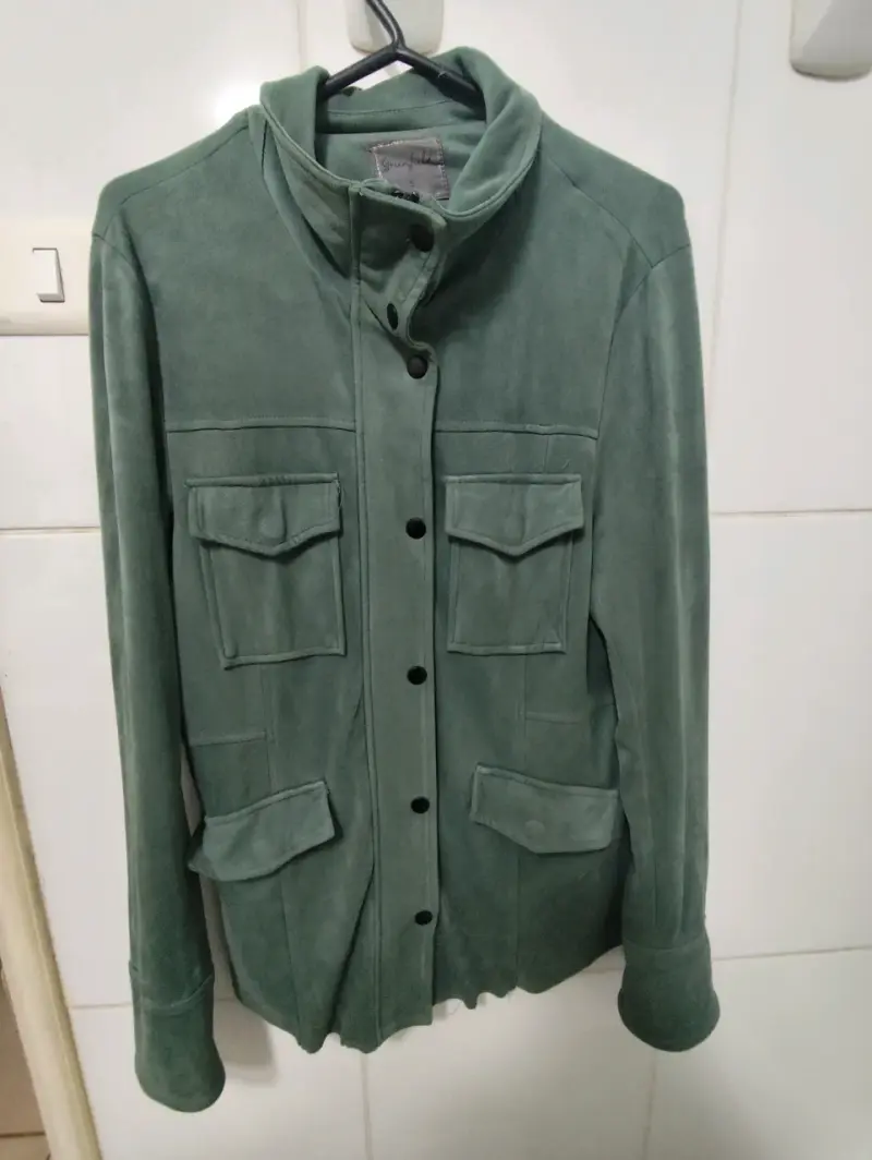 Chaqueta verde de gamuza con bolsillos - 1