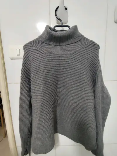 Suéter de cuello alto gris para mujer - miniatura 1