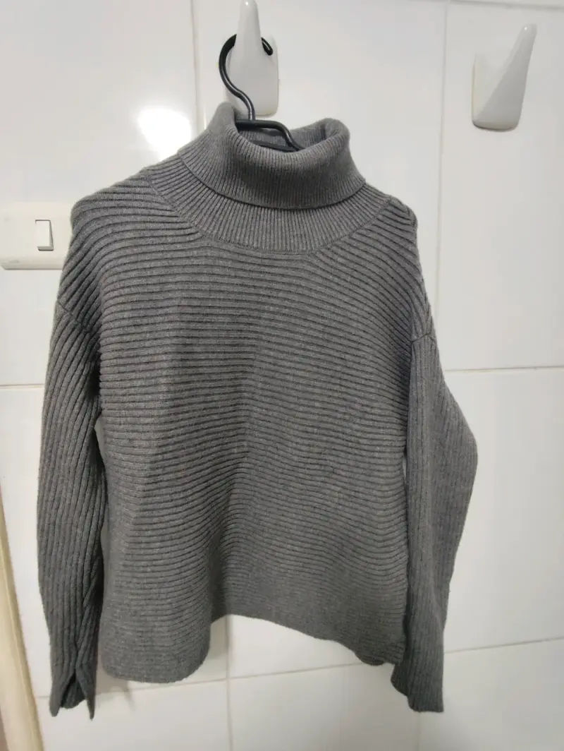 Suéter de cuello alto gris para mujer - 2