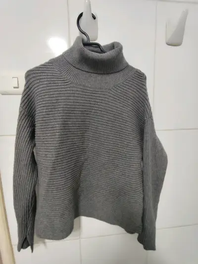 Suéter de cuello alto gris para mujer - miniatura 2