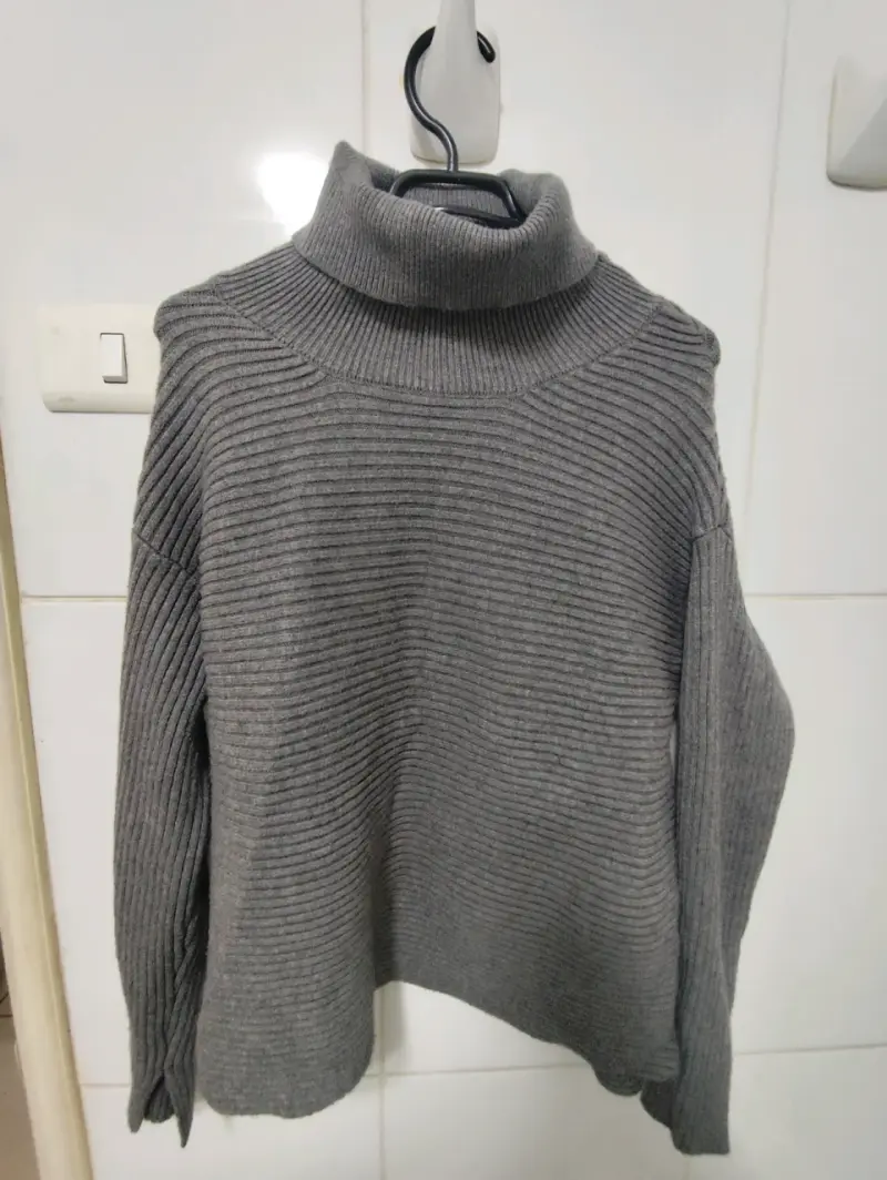 Suéter de cuello alto gris para mujer - 3
