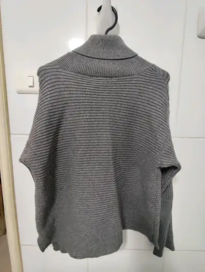 Suéter de cuello alto gris para mujer - miniatura 5