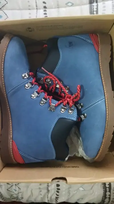 Botas de montaña azules con cordones rojos - miniatura 1