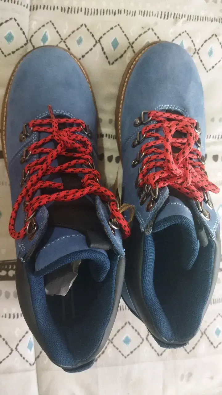 Botas de montaña azules con cordones rojos - 2