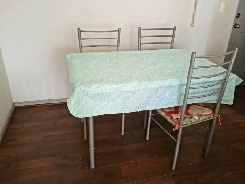 Juego de comedor con mesa y 3 sillas metálicas - 1