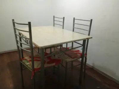 Juego de comedor con mesa y 3 sillas metálicas - miniatura 4