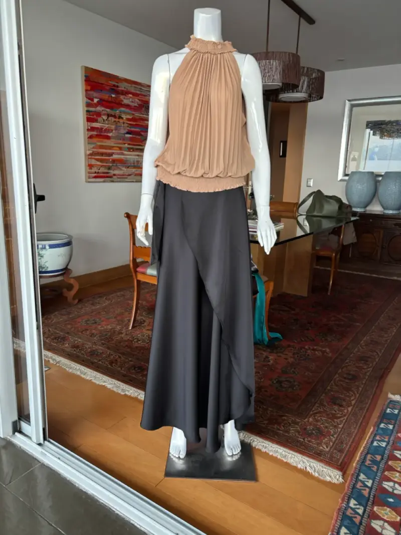 Conjunto de blusa plisada y falda larga elegante