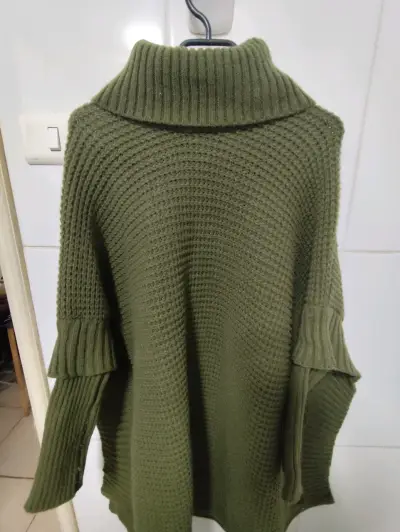 Poncho de punto verde oliva con cuello alto - miniatura 1