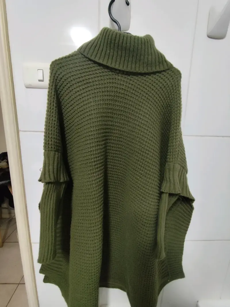 Poncho de punto verde oliva con cuello alto - 2