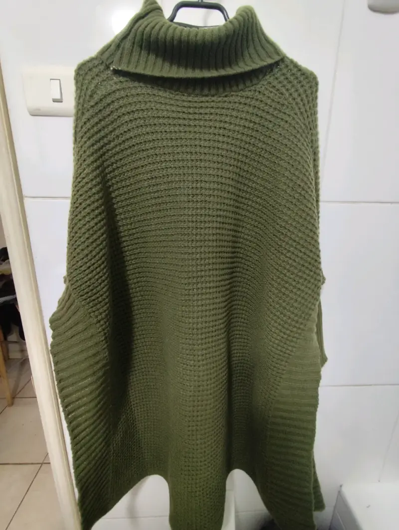 Poncho de punto verde oliva con cuello alto - 3